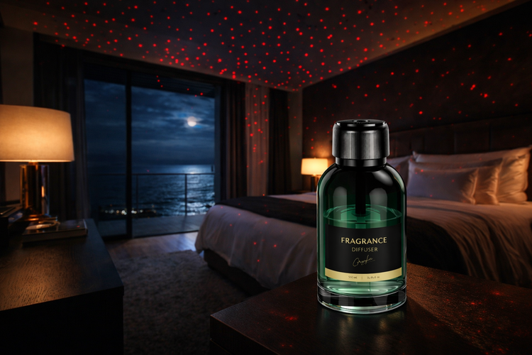 خوشبوکننده هوا Green Lion Jumbo در اتاق خواب لوکس رو به دریا با نورپردازی سقفی قرمز