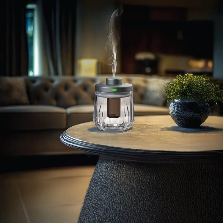 رایحهای ملایم از خوشبوکننده Crystal در فضا پخش شده و محیط را به فضایی آرام و دلنشین تبدیل میکند. این صحنه حس سکوت، تمرکز و آسایش را منتقل میکند؛ جایی که بو نقش اصلی در تجربه فضا دارد.